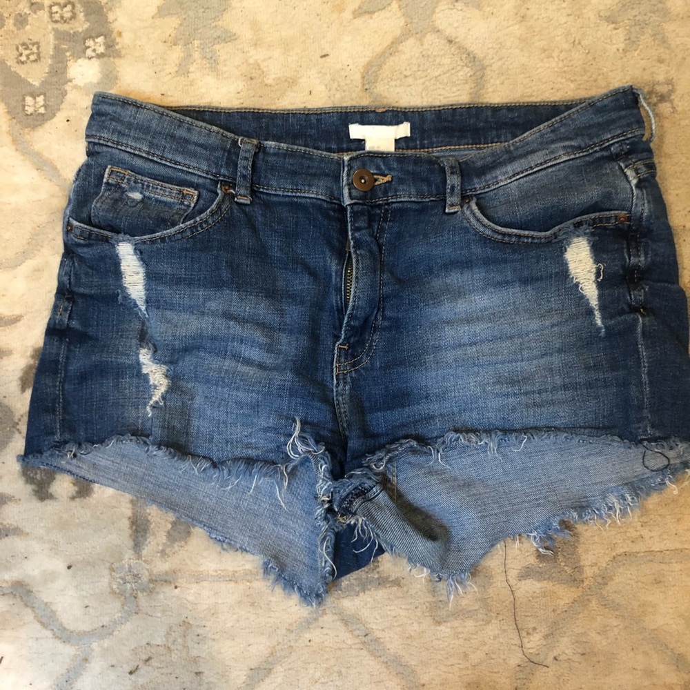 🌿 H&M Distressed Cut Off Denim Shorts